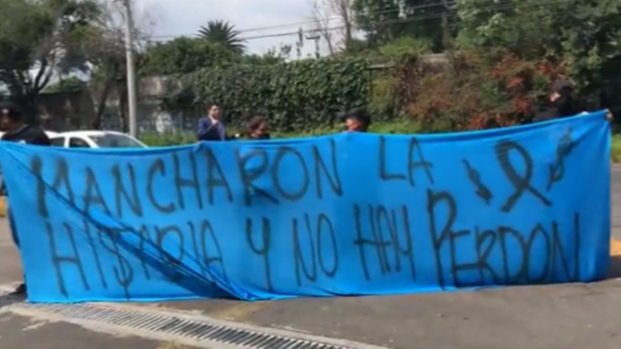 Aficionados De Cruz Azul Se Manifiestan En La Noria Con Mensajes