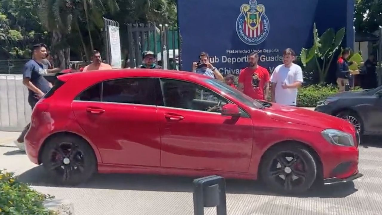 Perdi El Piso Joya De Chivas Presume Su Nuevo Auto En Entrenamiento