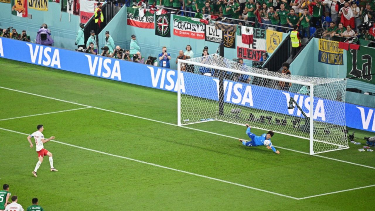 Guillermo Ochoa Acabó Con La Confianza De Robert Lewandowski Tras Atajarle El Penal