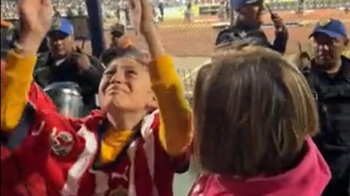 Video | ¡EMOTIVO! Chivahermano REGALA su camiseta del ‘Piojo’ Alvarado a un niño