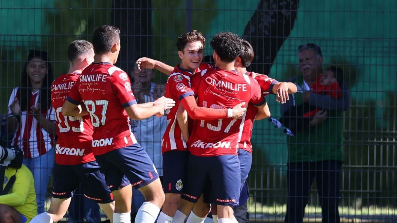 Canterano En Chivas Sorprende Al Ser Incluido Con El Primer Equipo Para ...