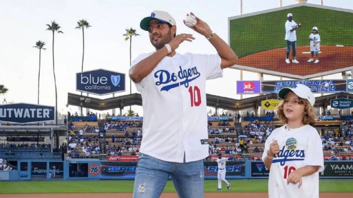 ¡Crack en el futbol y béisbol! Carlos Vela lanza la primera bola en el Dodger Stadium