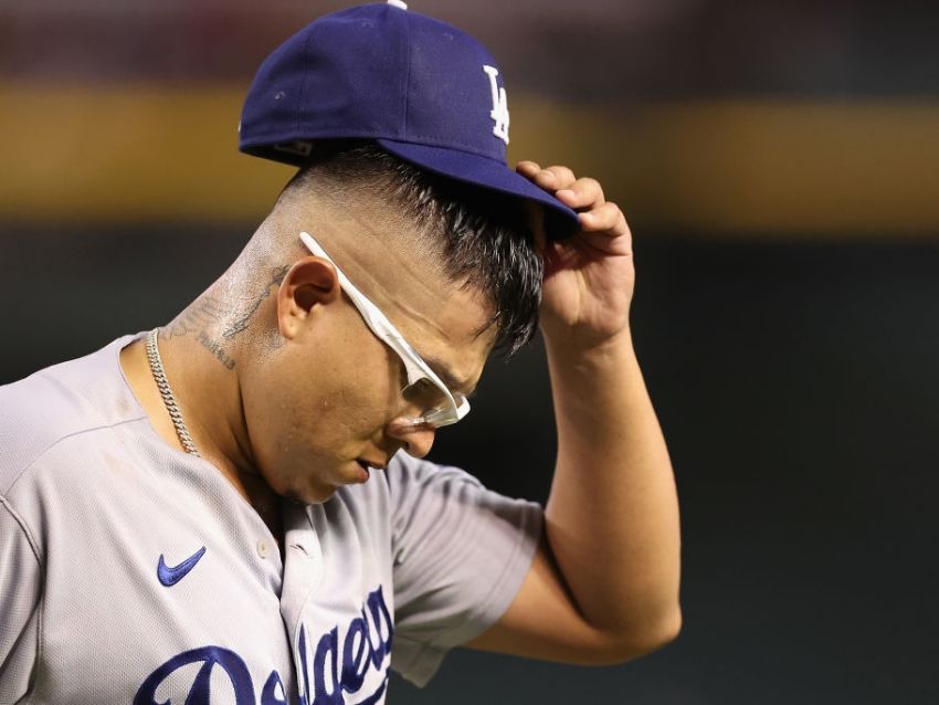 Julio Urías: rematan jersey del mexicano acusado de violencia